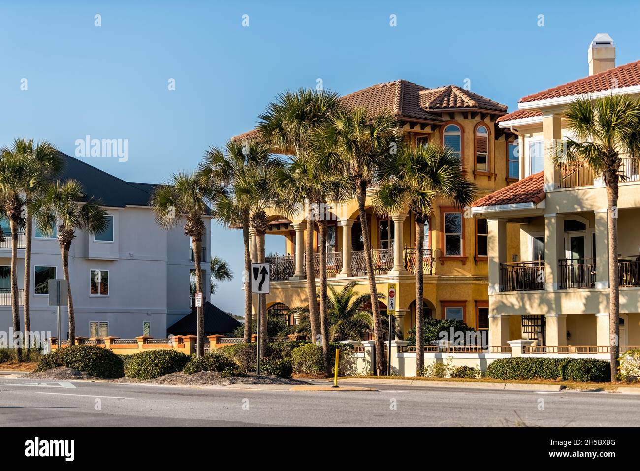 Miramar Beach città città vicino Destin, Florida panhandle golfo del messico con case di lusso colorato multicolore giallo fronte spiaggia Foto Stock