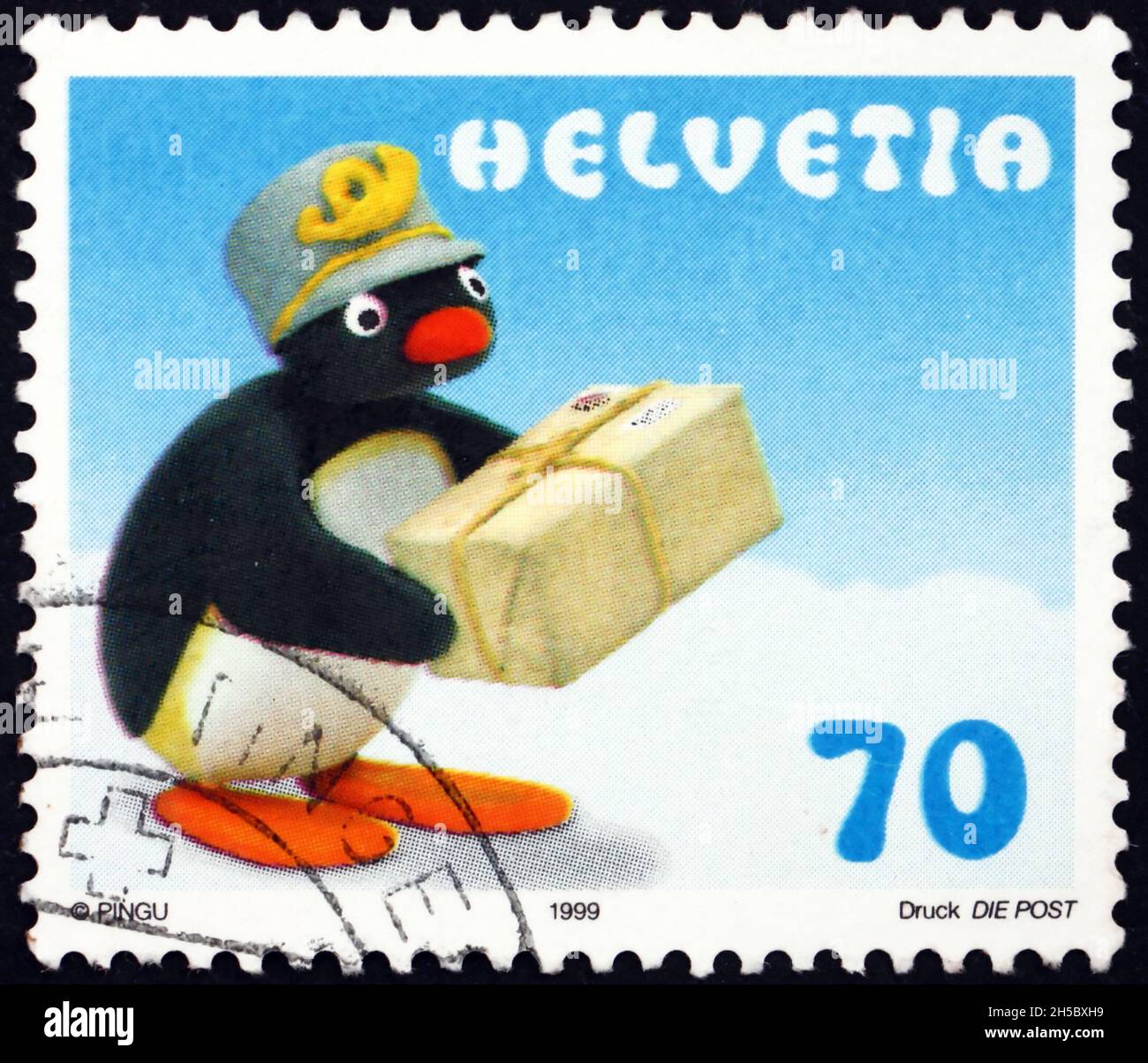 SVIZZERA - CIRCA 1999: Un francobollo stampato in Svizzera mostra Pingu il Pinguino come Postman, trasporto pacchetto, circa 1999 Foto Stock