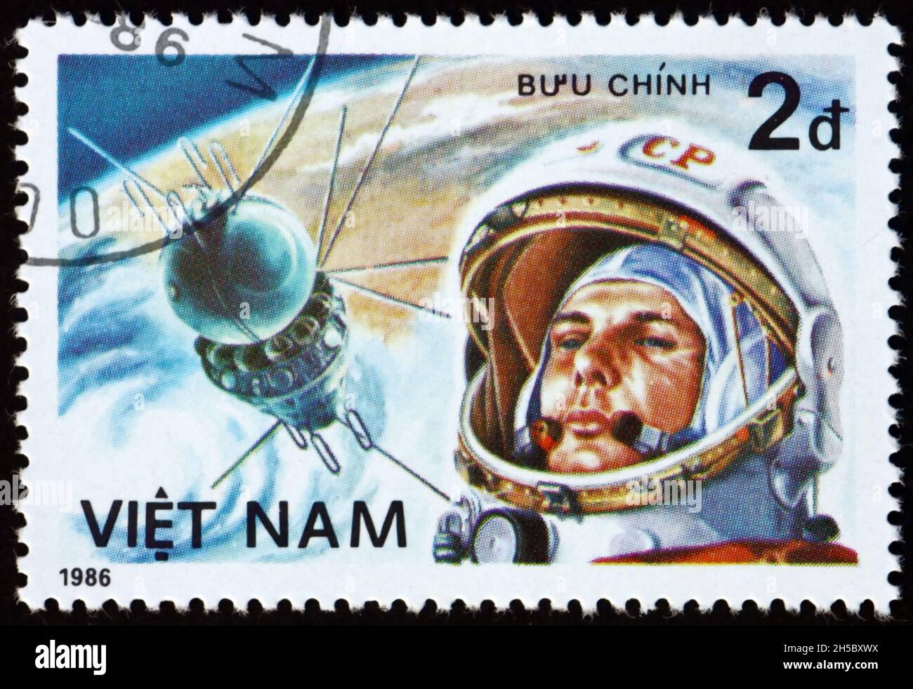 VIETNAM - CIRCA 1986: Un francobollo stampato in Vietnam mostra Yuri Gagarin, astronauta, il primo umano nello spazio esterno, circa 1986 Foto Stock