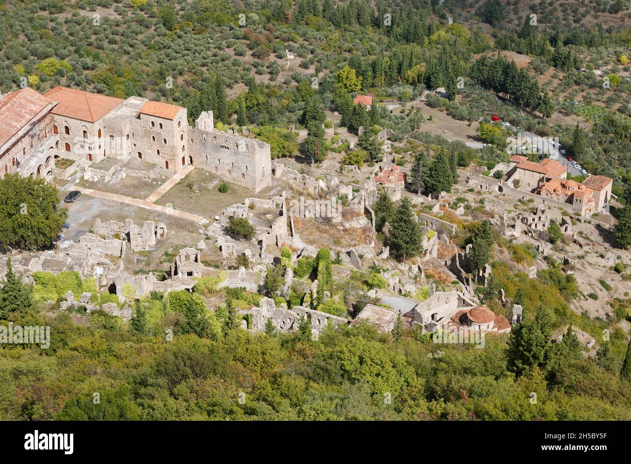 Vista verso il basso sulla città fortificata storica superiore e inferiore di Mistras nel Peloponneso di Grecia Foto Stock