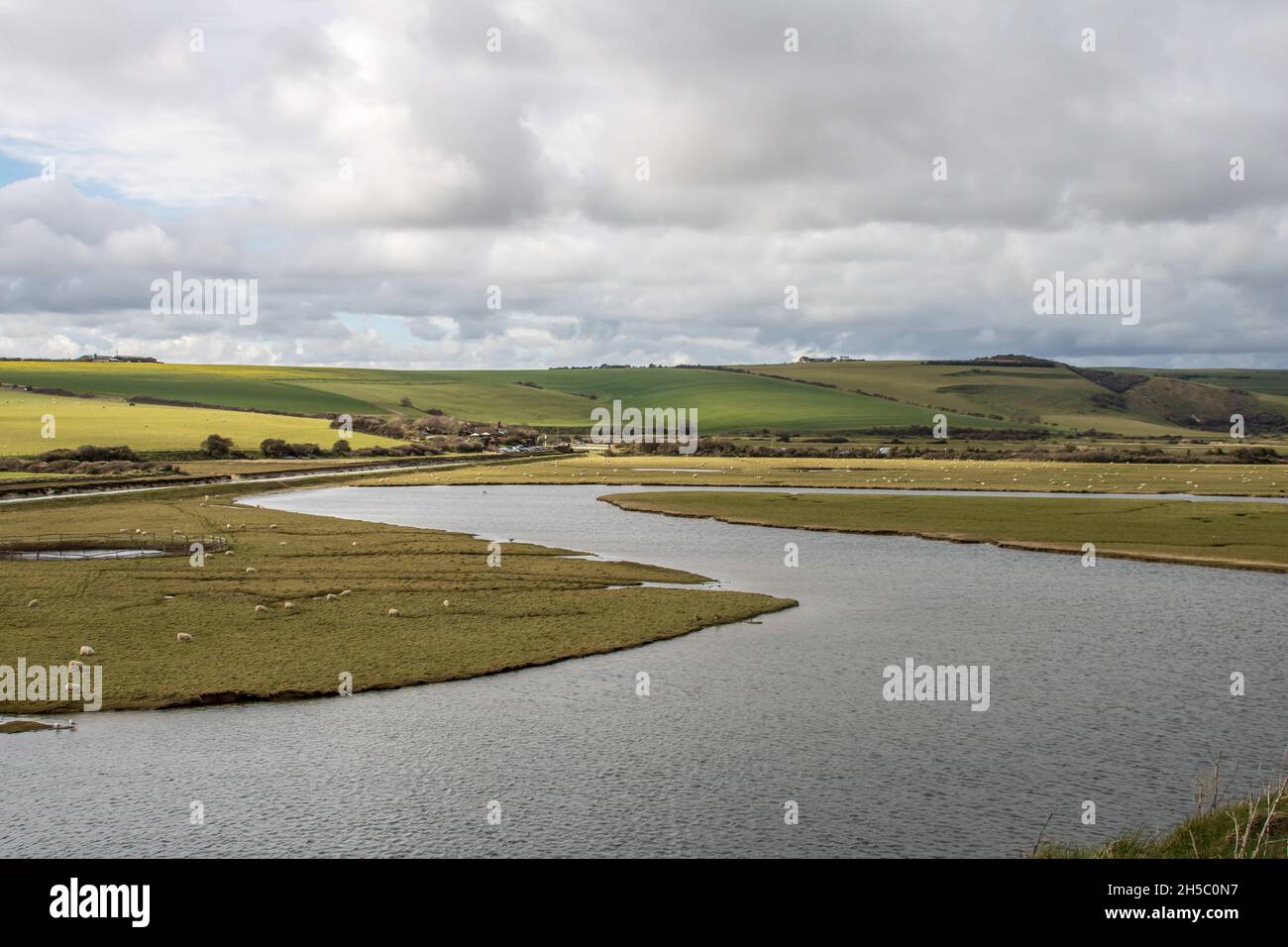 Vista sul fiume Cuckmere che scende fino al mare a Cuckmere Haven East Sussex Inghilterra Foto Stock