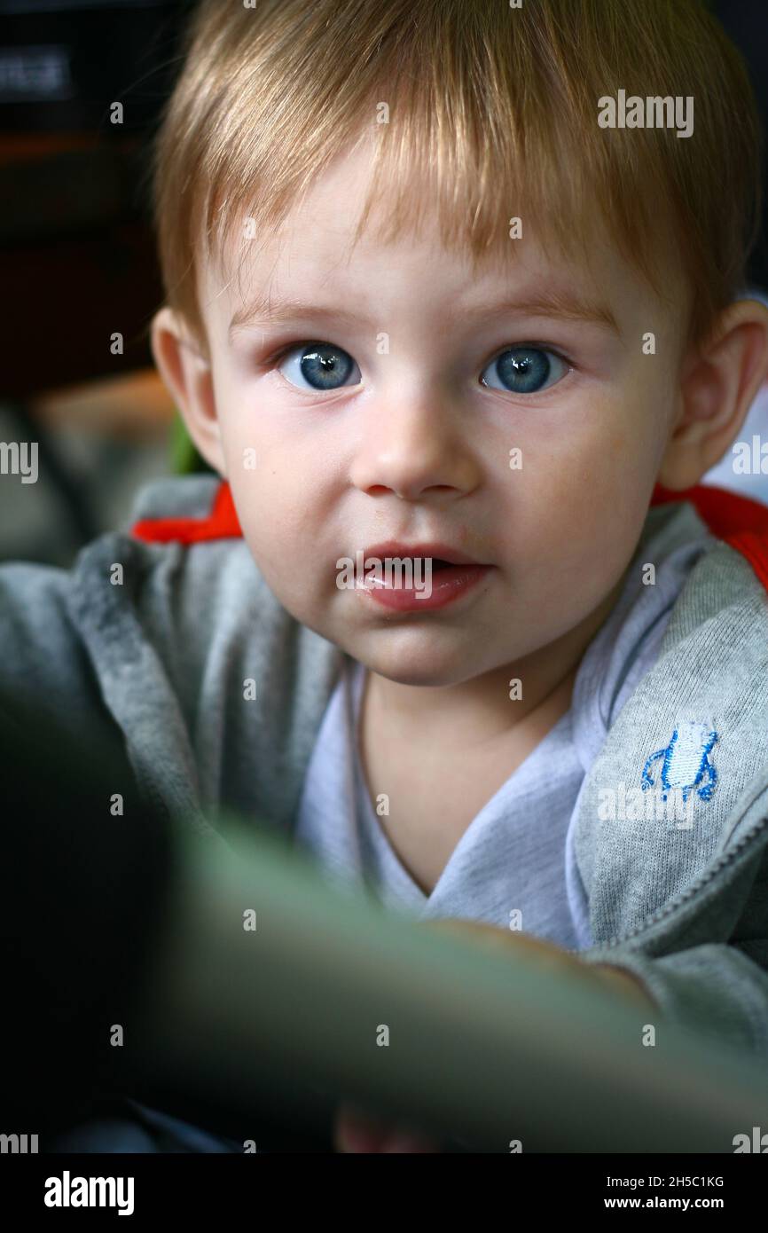 Un bambino di un anno sta dritto alla macchina fotografica Foto Stock