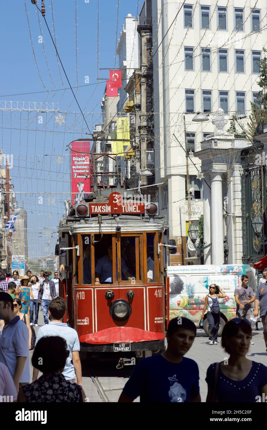 scena stradale di Istanbul storico tram rosso in 'Istiklal Caddesi' gente affollata, Turchia Foto Stock