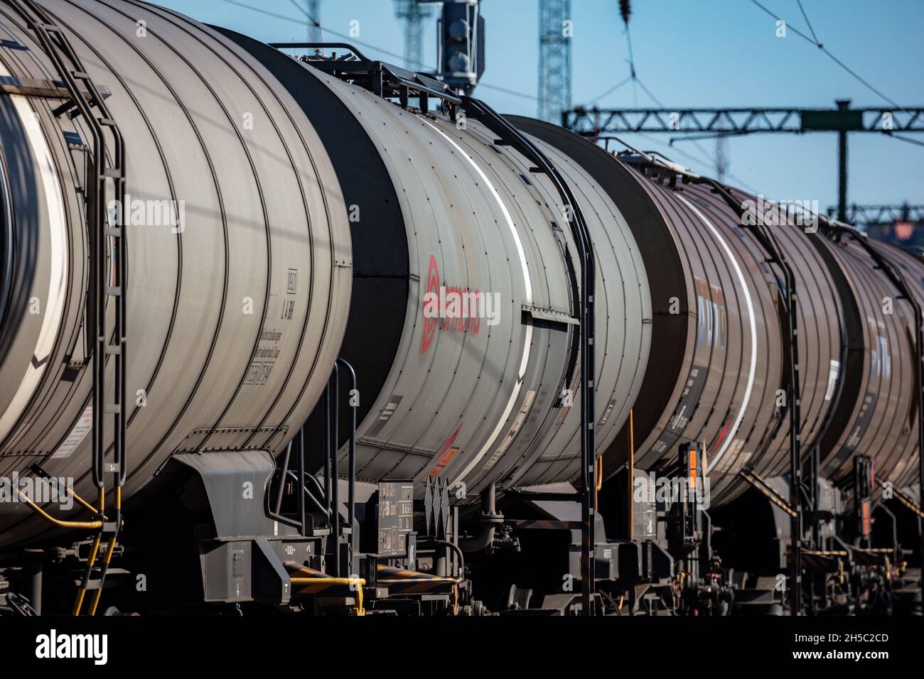 Budapest, Ungheria - 9 maggio 2021: Trasporto ferroviario internazionale. Cargo cargo treno carro alla stazione ferroviaria. Trasporto e spedizione globali. Foto Stock