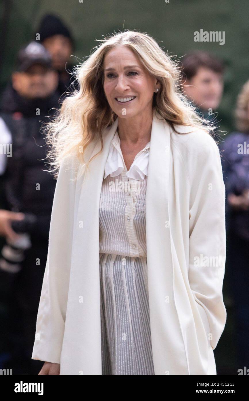 New York, NY, USA. 7 Nov 2021. Sarah Jessica Parker in posizione per E PROPRIO COME QUELLO. Serie televisiva filmata a NYC, New York, NY 7 novembre 2021. Credit: RCF/Everett Collection/Alamy Live News Foto Stock