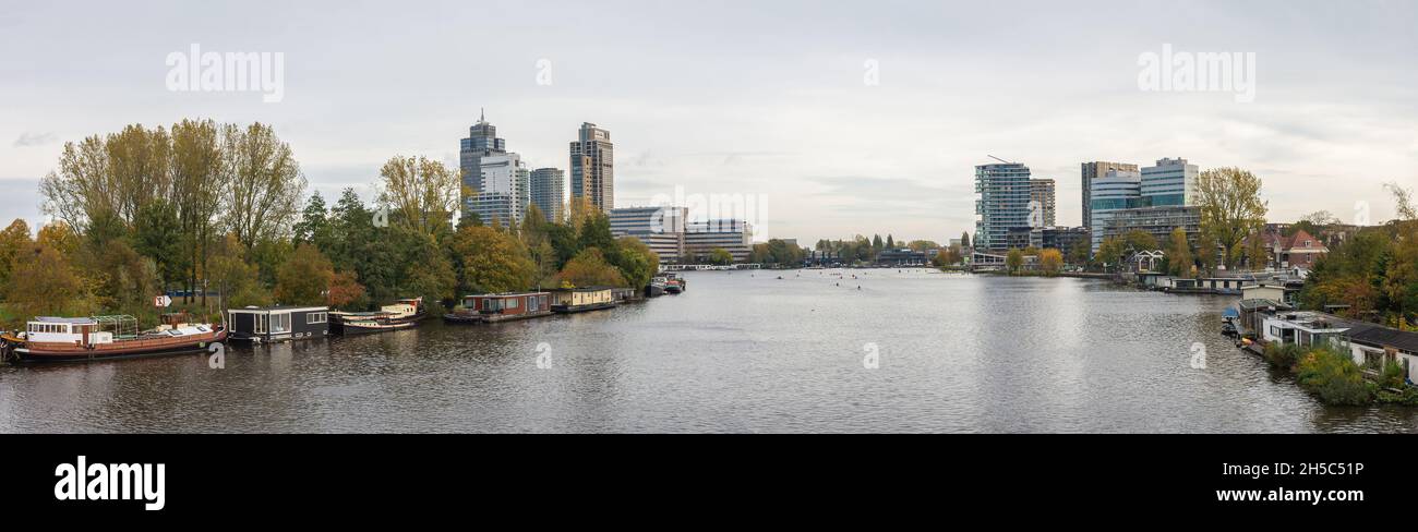 Panorama di Amsterdam sud con il fiume Amstel e alti edifici moderni nel quartiere di Omval Foto Stock