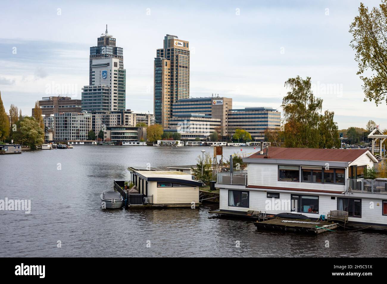 Amsterdam, Olanda del Nord, Paesi Bassi, 31.10.2021, edifici moderni nel quartiere Omval lungo il fiume Amstel Foto Stock
