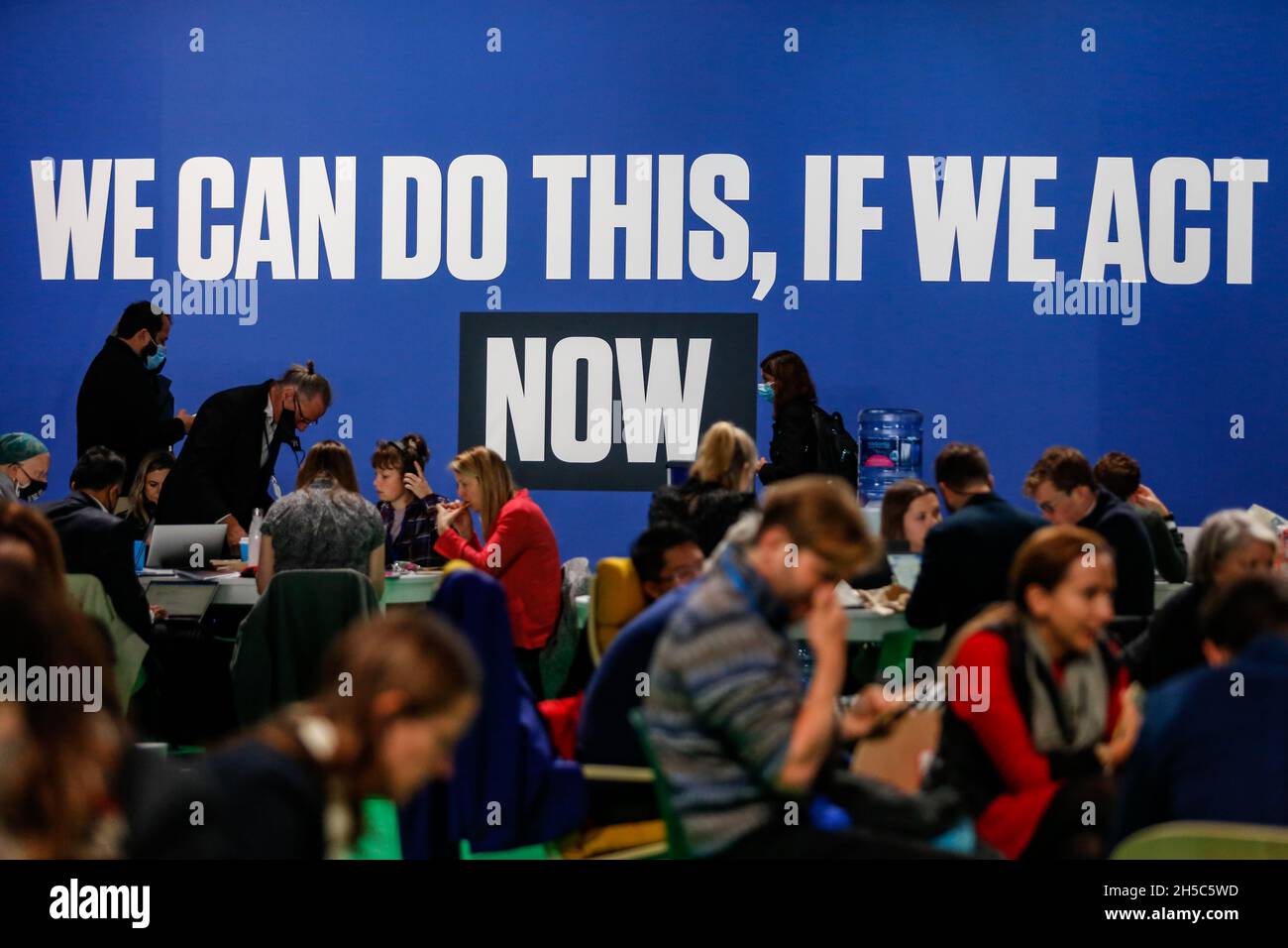 Glasgow, Scozia, Regno Unito. 8 novembre 2021. I partecipanti lavorano durante l'ottava giornata della COP26 Conferenza ONU sul cambiamento climatico, tenuta dall'UNFCCC all'interno della sede COP26 - Scottish Event Campus a Glasgow, Scozia, l'8 novembre 2021. La COP26, che si tiene da ottobre 31 a novembre 12 a Glasgow, è la conferenza sul clima più significativa dal vertice di Parigi del 2015, poiché le nazioni dovrebbero fissare nuovi obiettivi sulle emissioni di gas serra per rallentare il riscaldamento globale, nonché consolidare altri impegni chiave. Credit: Dominika Zarzycka/Alamy Live News Foto Stock