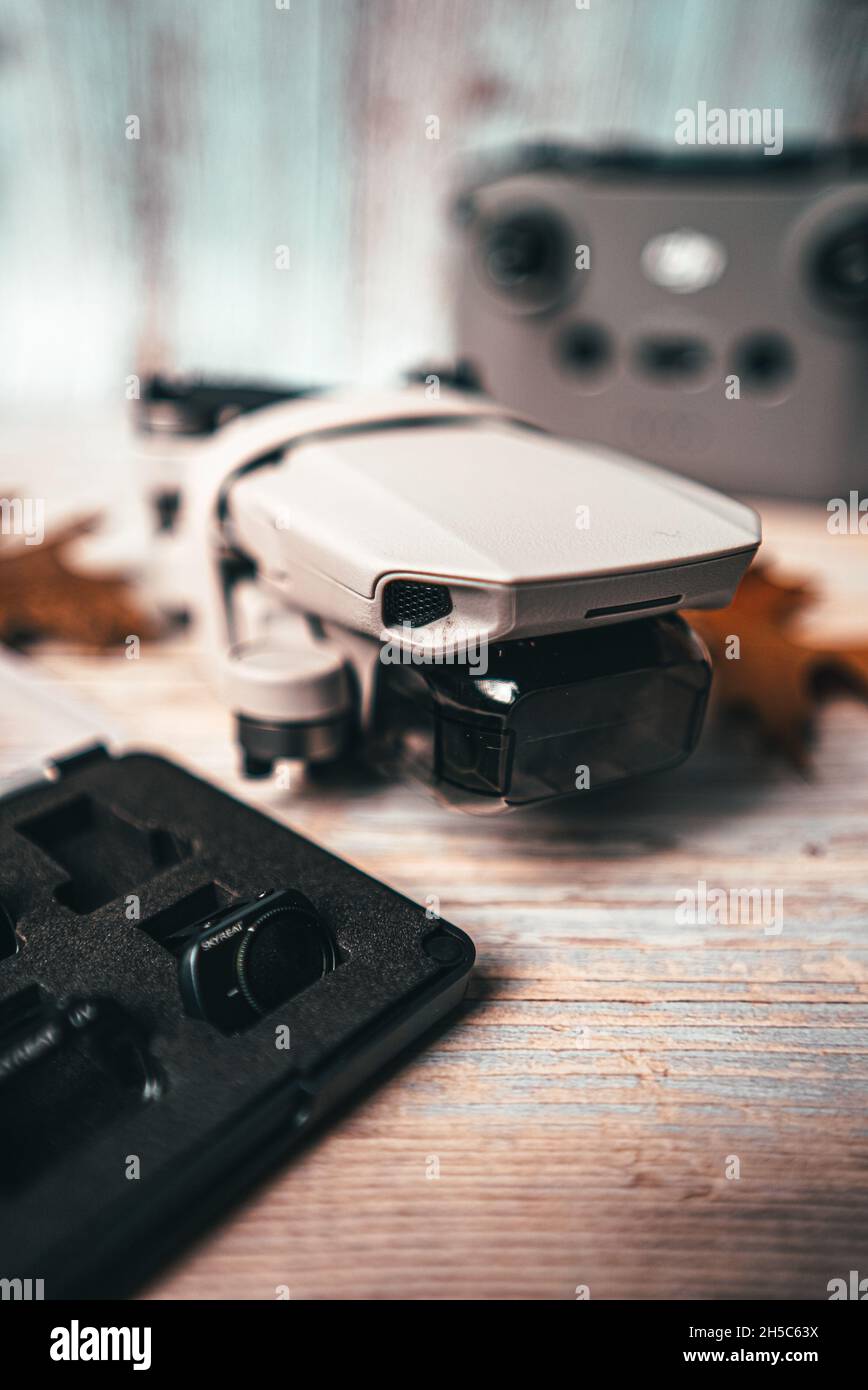 OSHAWA, CANADA - 11 ottobre 2021: Una foto verticale di un drone DJI Mini 2 con filtri ND e telecomando Foto Stock