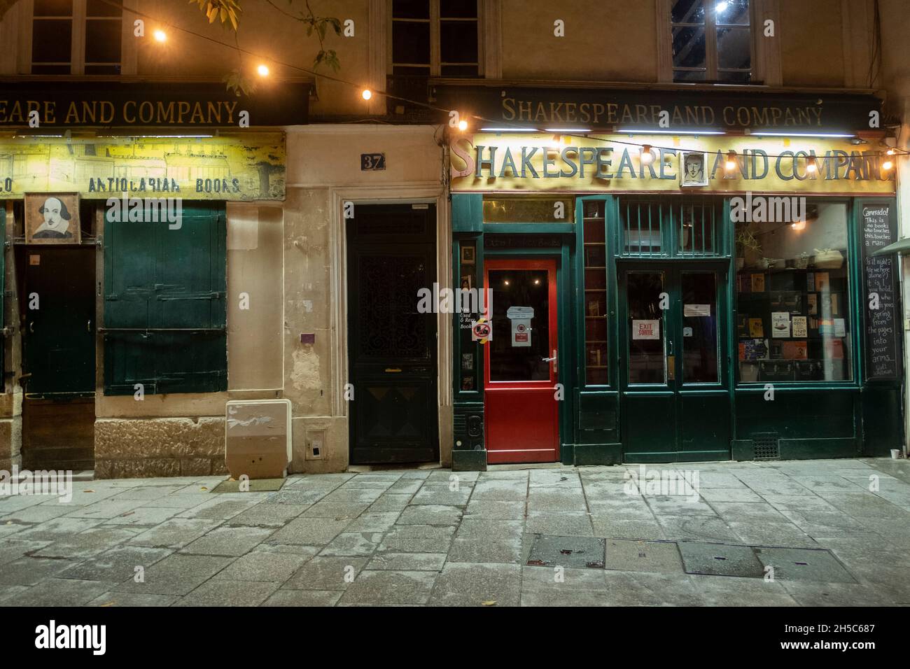 The Shakespeare and Company fondato da George Whitman situato sulla riva sinistra di Parigi, Francia Foto Stock