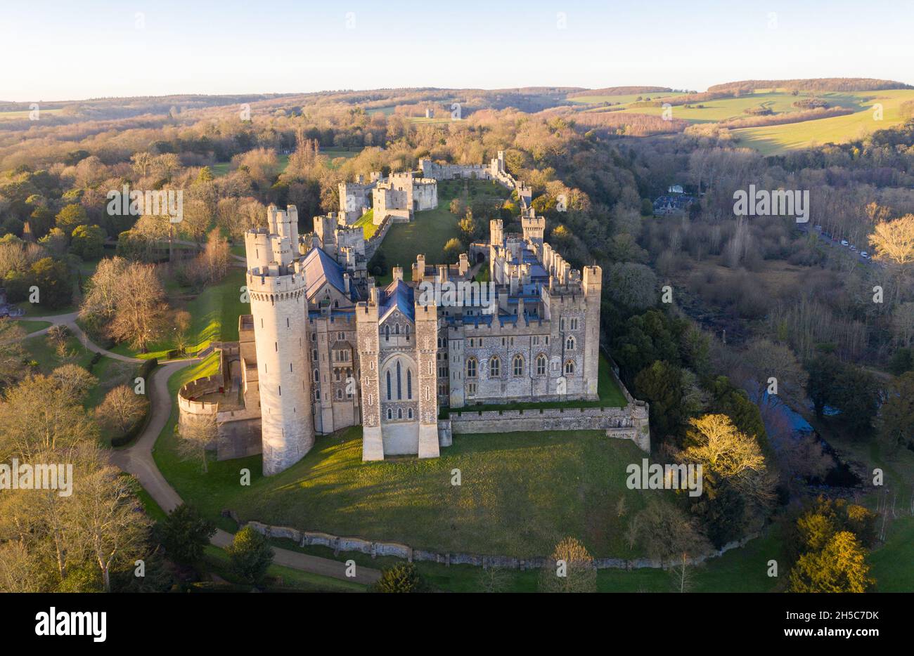 Arundel Castle, Arundel, West Sussex, Inghilterra, Regno Unito. Vista dall'alto. Bellissima luce al tramonto Foto Stock