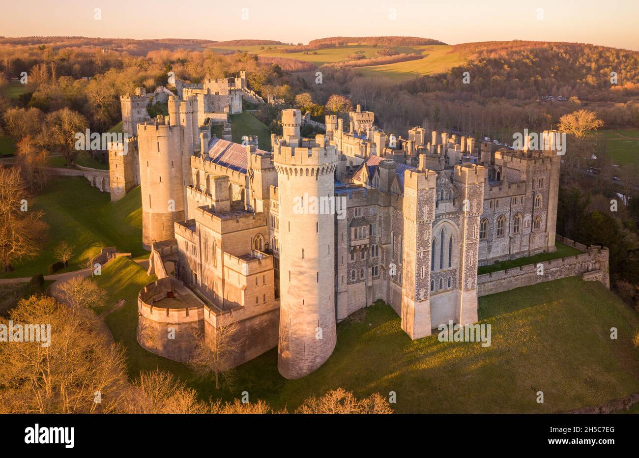 Arundel Castle, Arundel, West Sussex, Inghilterra, Regno Unito. Vista dall'alto. Bellissima luce al tramonto Foto Stock