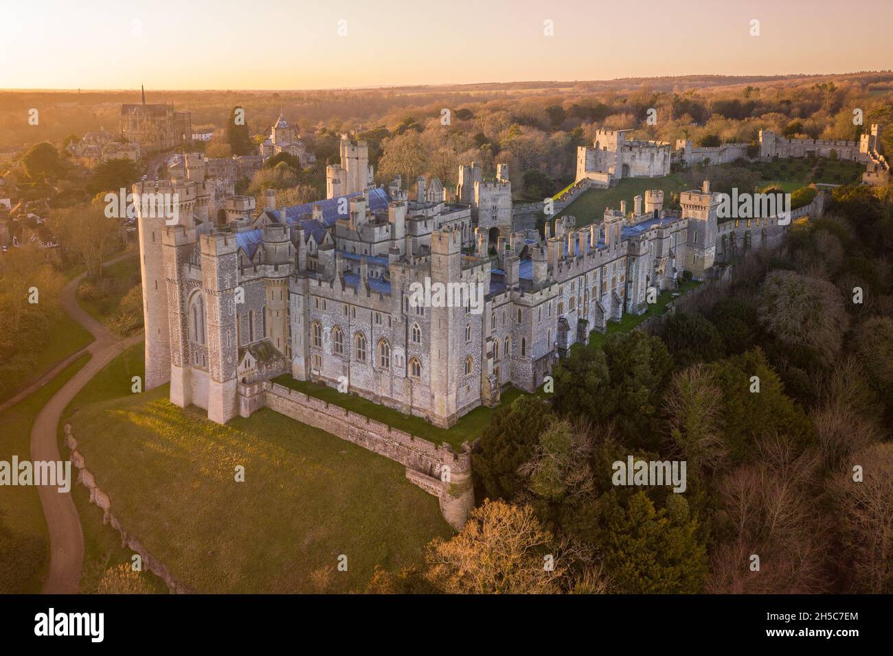 Arundel Castle, Arundel, West Sussex, Inghilterra, Regno Unito. Vista dall'alto. Bellissima luce al tramonto Foto Stock