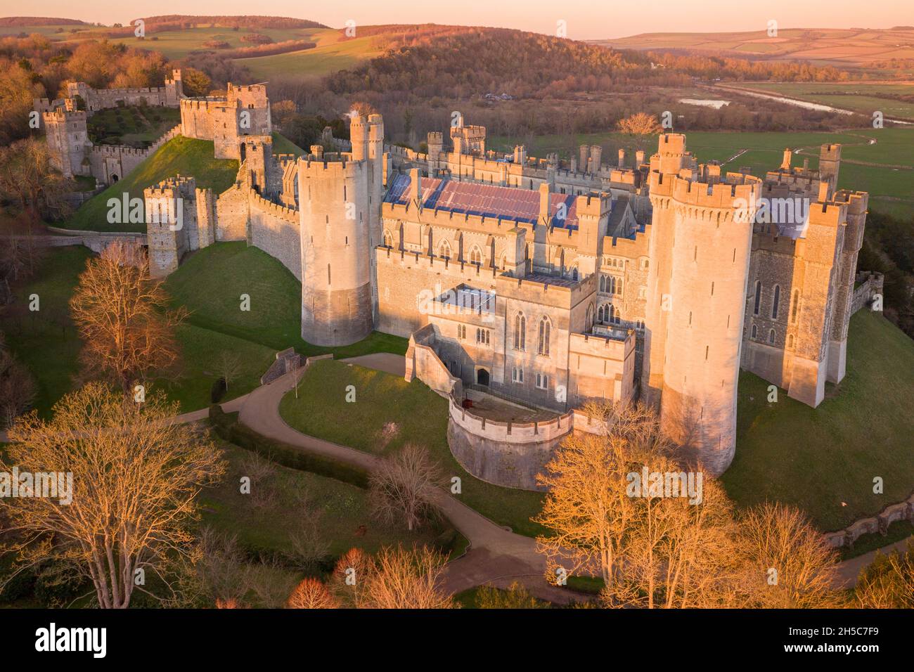 Arundel Castle, Arundel, West Sussex, Inghilterra, Regno Unito. Vista dall'alto. Bellissima luce al tramonto Foto Stock