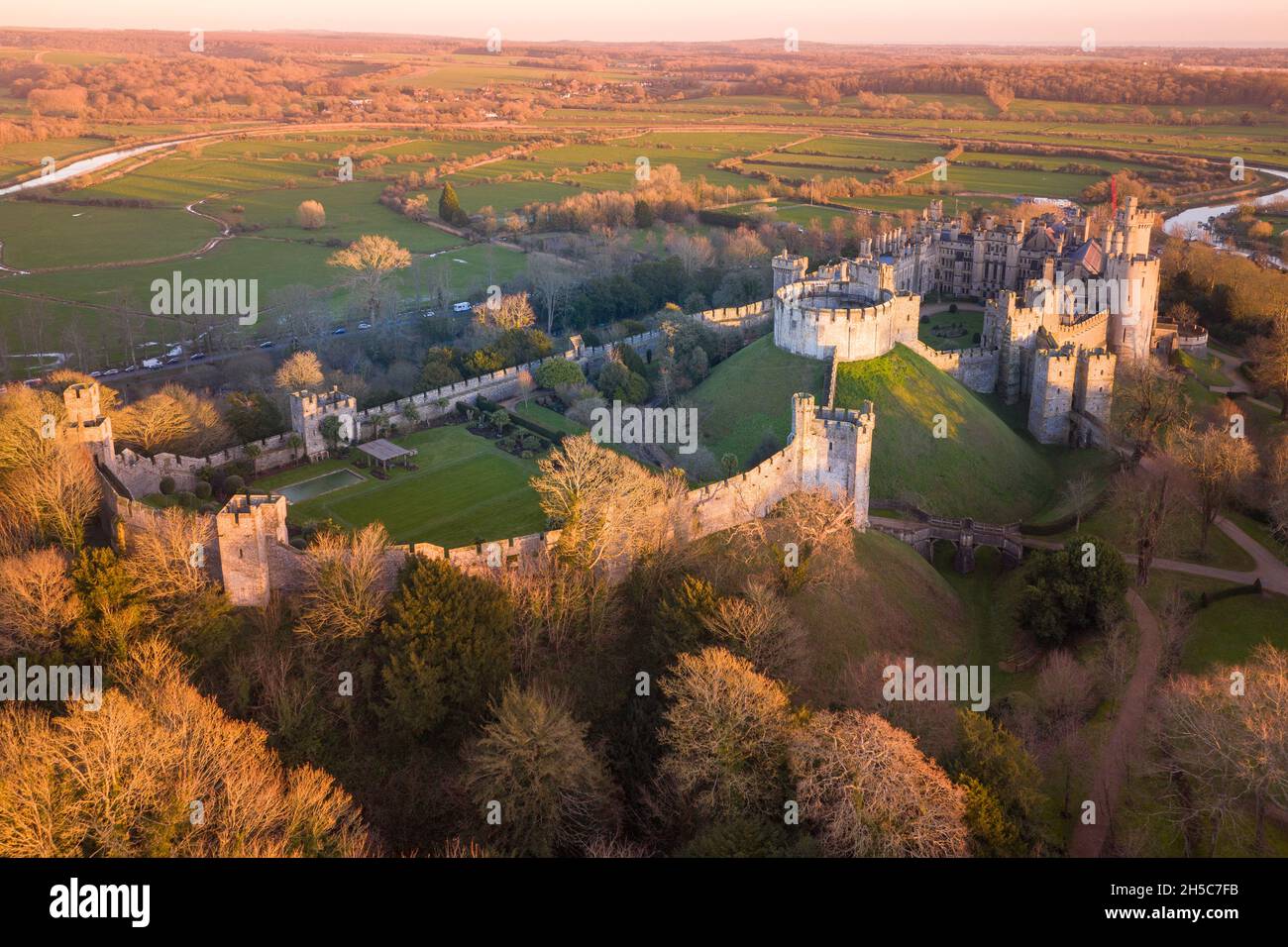 Arundel Castle, Arundel, West Sussex, Inghilterra, Regno Unito. Vista dall'alto. Bellissima luce al tramonto Foto Stock