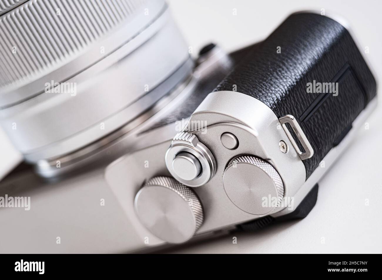 Una fotocamera in stile retrò. Un'immagine macro dei comandi della fotocamera Foto Stock