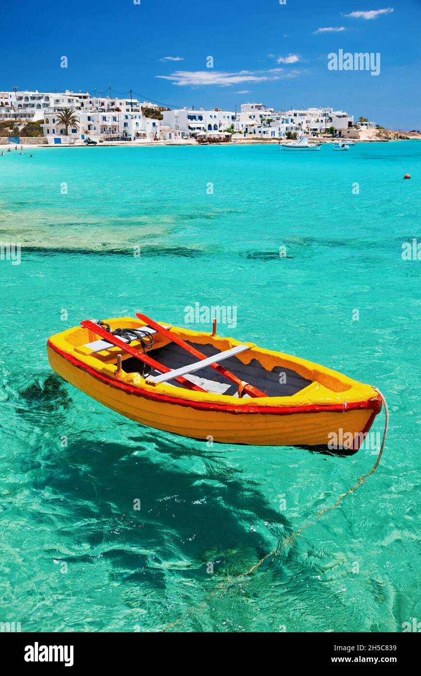 Al porto di pescatori dell'isola di Koufonisi, una piccola e bella isola nel complesso delle Cicladi, Mar Egeo, Grecia, famosa per le acque limpide e la tranquillità. Foto Stock