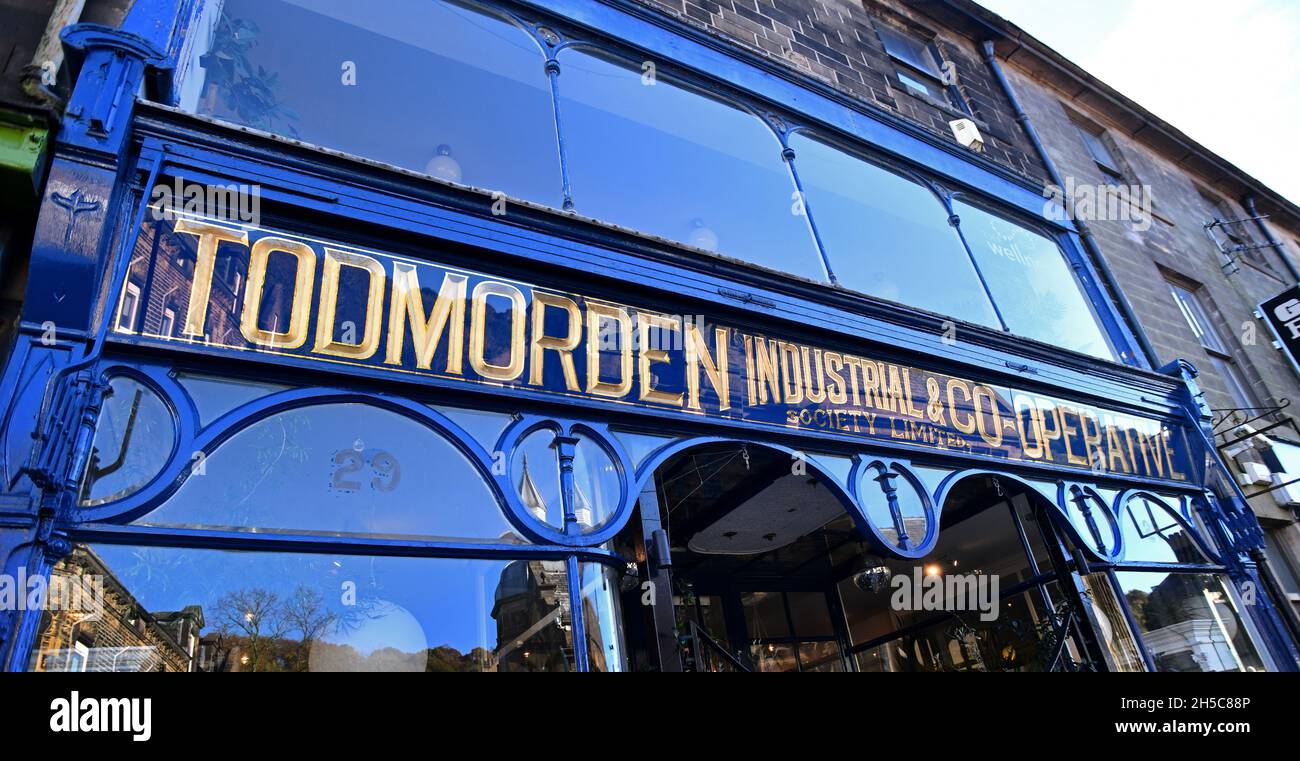 Il vecchio negozio della Todmorden Industrial & Co-operated Society Limited a Todmorden, Yorkshire, Gran Bretagna Foto Stock