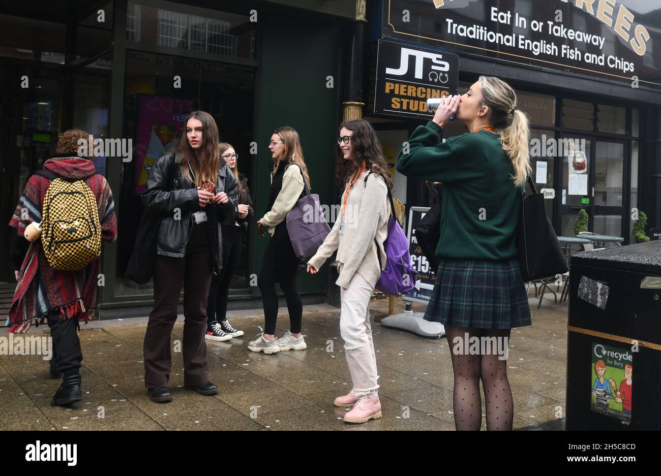 Bury, Lancashire, Gran Bretagna, ragazze adolescenti del Regno Unito che si incontrano nel centro della città Foto Stock