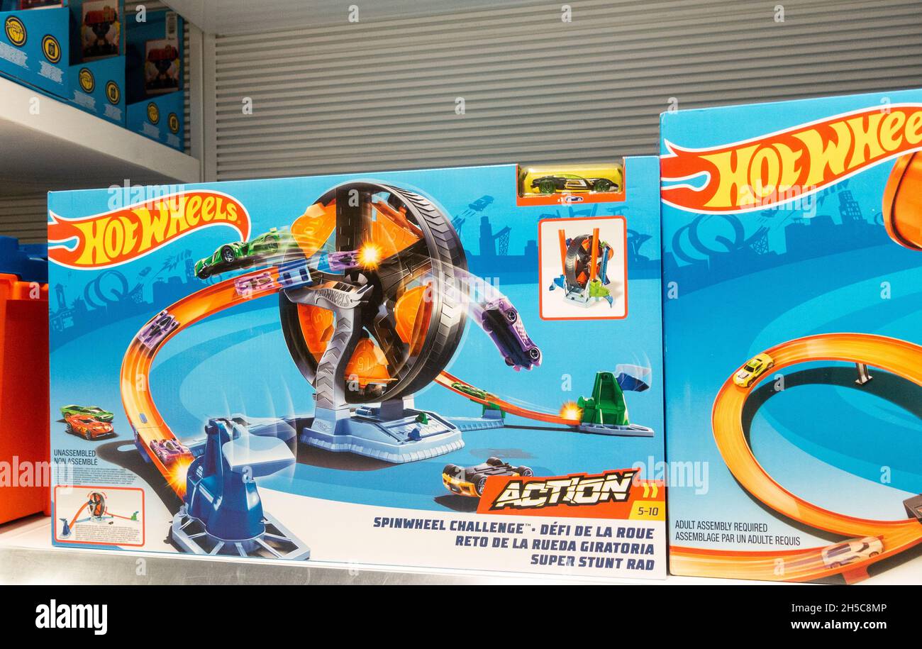 Giocattoli Hot Wheels nel negozio di giocattoli in Spagna. Hot Wheels è elencato come uno dei più ricercati regali di Natale per il 2021 Foto Stock