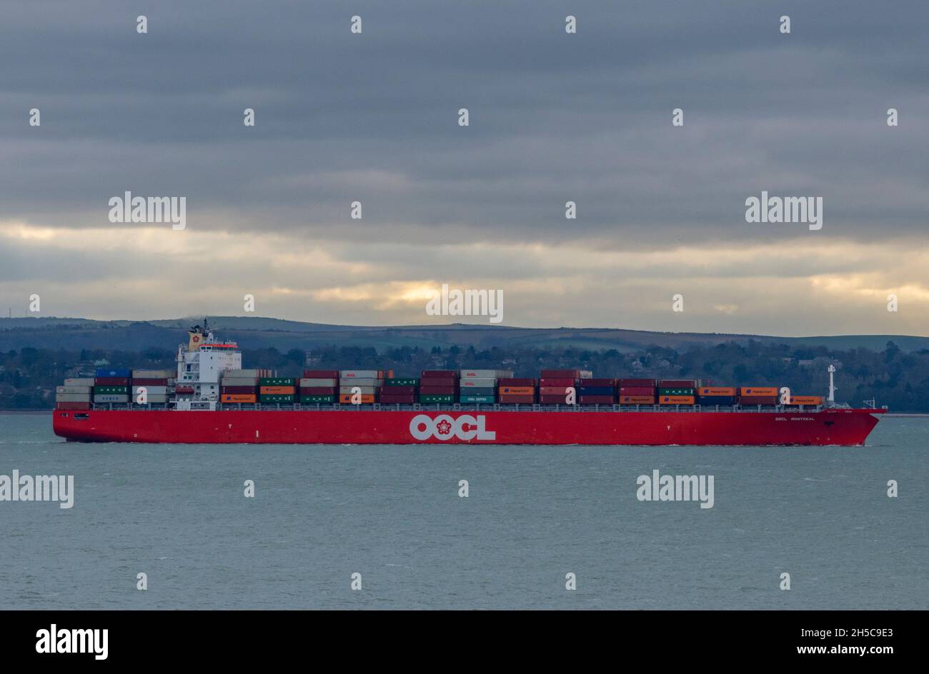 grande nave container al largo dell'isola di wight coast, sull'accesso al porto di southampton ormeggia nel canale di spedizione solent uk. Foto Stock