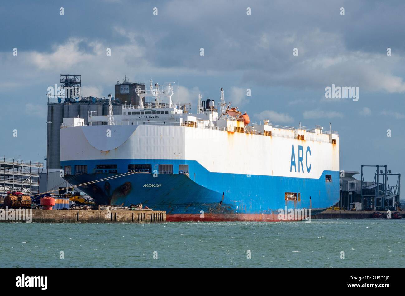 trasporto di grandi compagnie nel porto di southampton per il carico e il carico di automobili e veicoli per l'importazione e l'esportazione in europa. Foto Stock