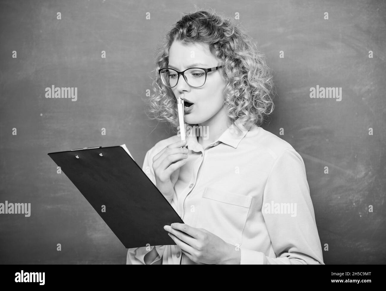 Letteratura insegnante di leggere la composizione. Leggere la ripresa dell'impressione. Progetto scolastico. Il tutor controlla i compiti. Donna smart signora tenere documenti tablet. Leggere per Foto Stock