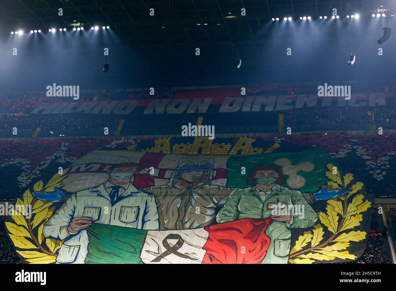 Milano, Italia. 07 novembre 2021. I tifosi dell'AC Milan nel settore curva  Sud mostrano un banner con la scritta 'Milan non dimentica' nell'ambito di  una coreografia dedicata a tutti gli operatori sanitari