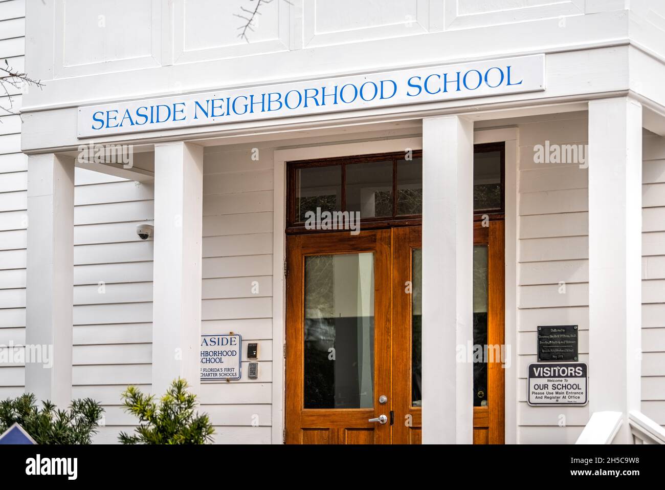Mare, Stati Uniti d'America - Gennaio 10, 2021: Casa bianca costruzione cottage architettura in Florida spiaggia città con Seaside quartiere charter scuola segno Foto Stock