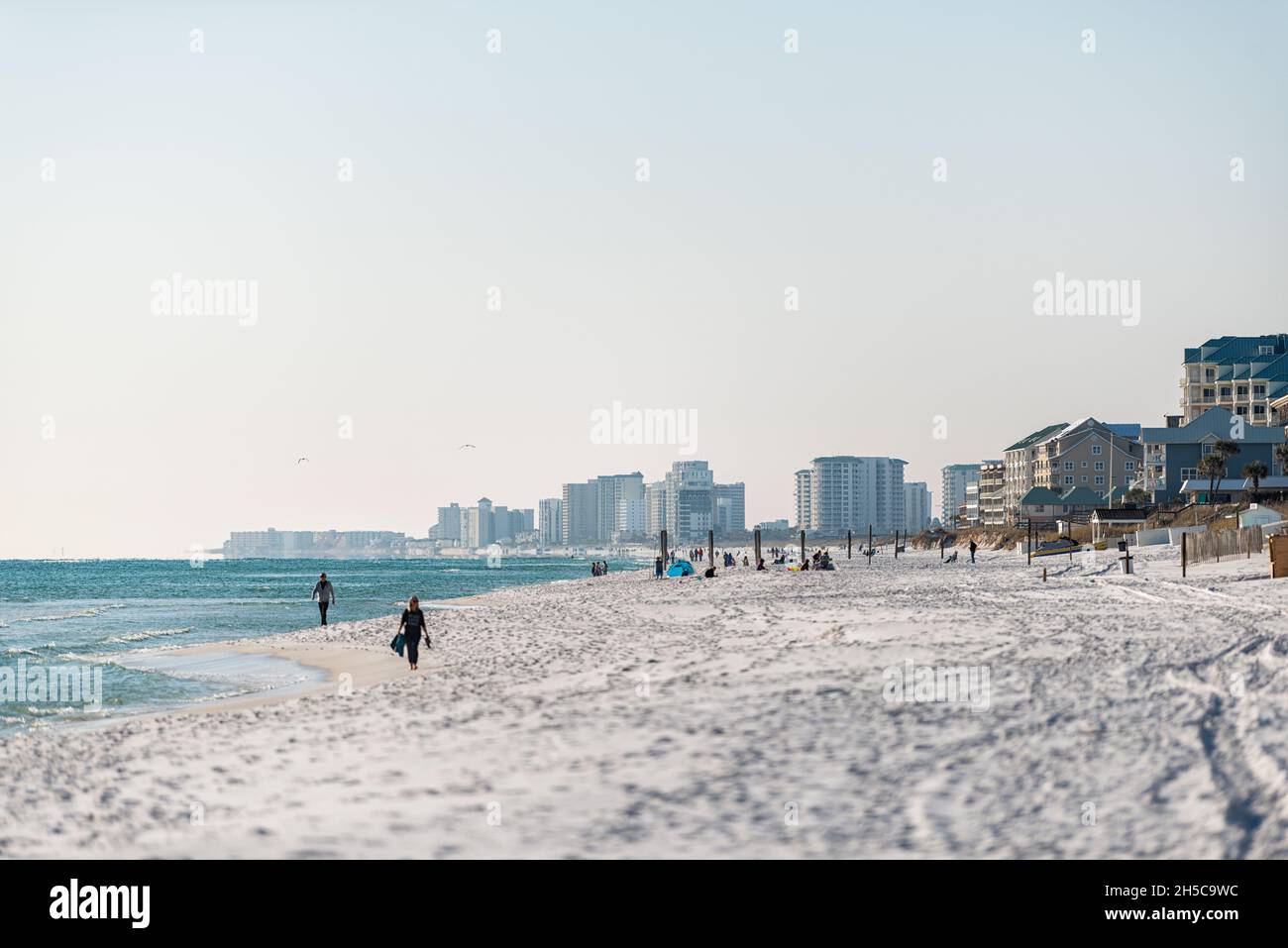 Miramar Beach, Stati Uniti d'America - 13 gennaio 2021: Città di spiaggia vicino a Destin, Florida Panhandle golfo del messico con acqua di riva e persone a piedi edifici in dista Foto Stock
