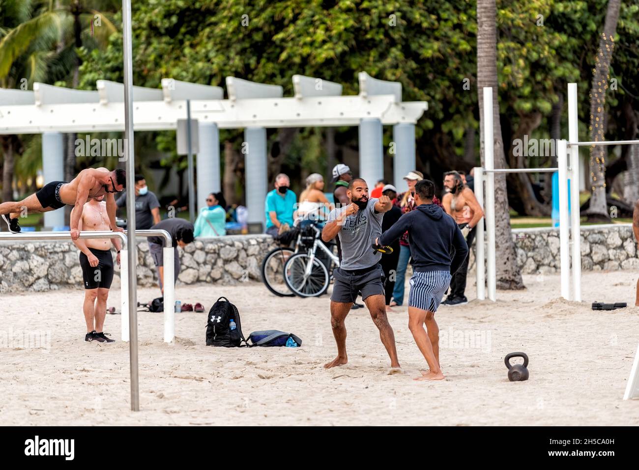 Miami Beach, USA - 17 gennaio 2021: Palestra South Beach con uomini muscolari che allenano il pugilato presso la stazione fitness all'aperto chiamata Muscle Beach a Lummus Par Foto Stock