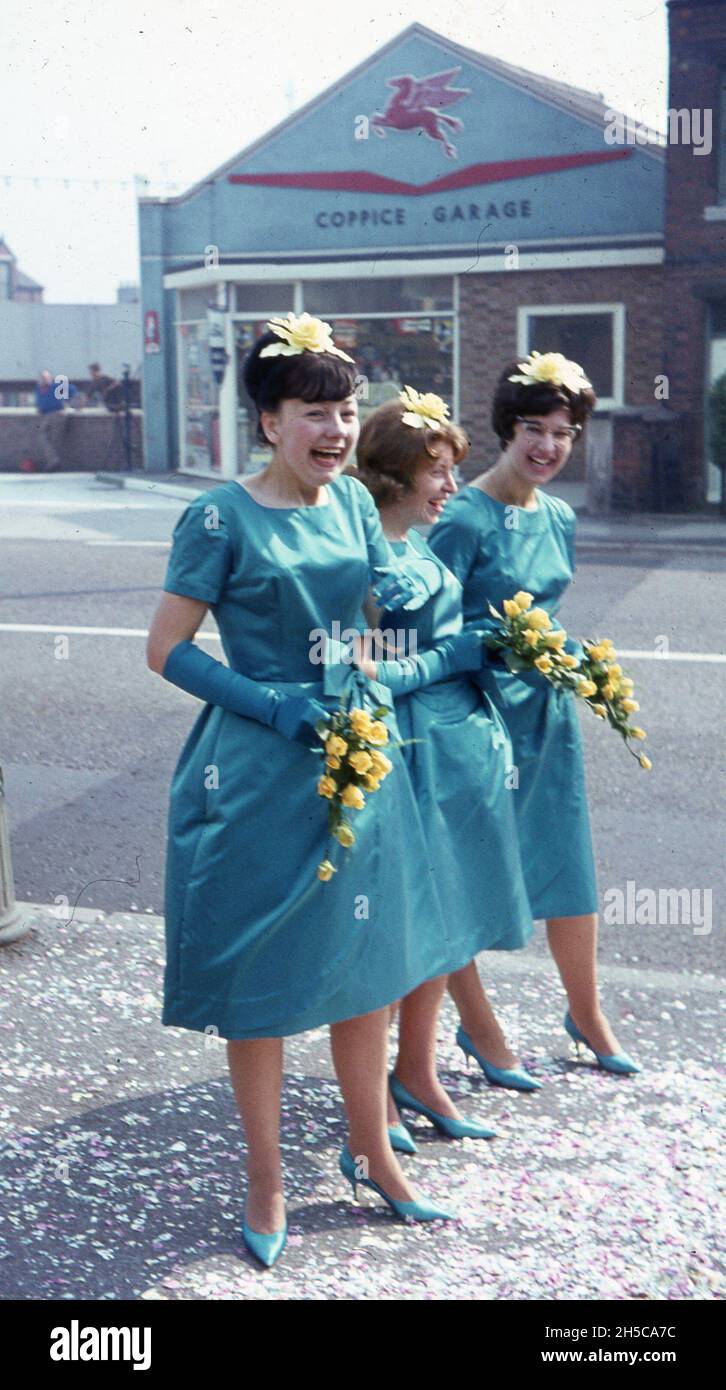 Tre Bridesmaids felice in turchese c1968, Coppice Road, Arnold, Nottinghamshire fuori la Casa Mariana Maid. Foto di Tony Henshaw Archivio Foto Stock