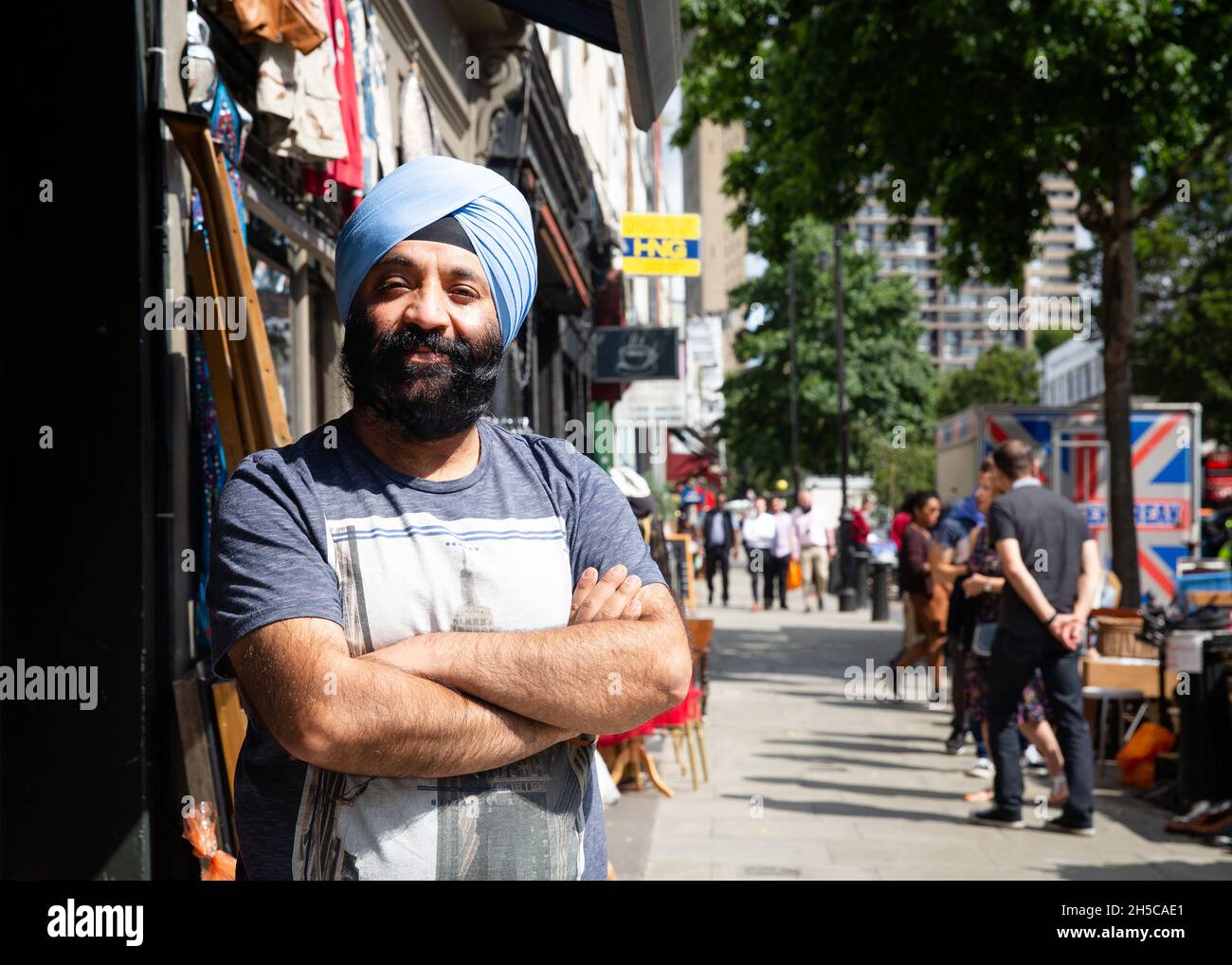 Un negoziante sikh fuori dal suo negozio Cash and Carry su Golborne Road a West London, Inghilterra. Foto: NOTIZIE SMP Foto Stock