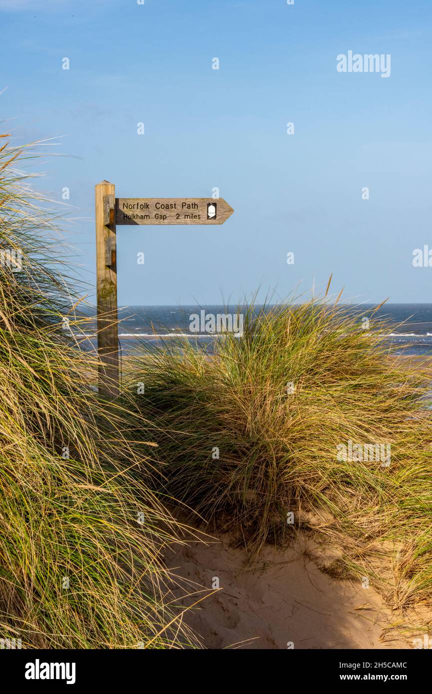 burnham overy staith, cartello con la costa in legno, dune di sabbia sulla spiaggia, sentiero costiero del norfolk, cartello con la camminata, sentiero a piedi nel norfolk nord, cartello in legno Foto Stock