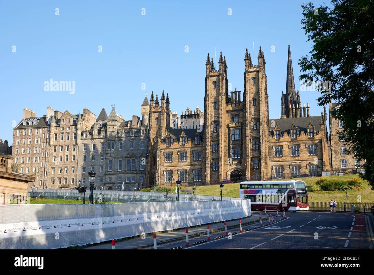 The Mound Hill, Edimburgo, Scozia. Collegamento tra la città vecchia e la città nuova di Edimburgo, in una calda giornata estiva. Autobus cittadino di Edimburgo Foto Stock