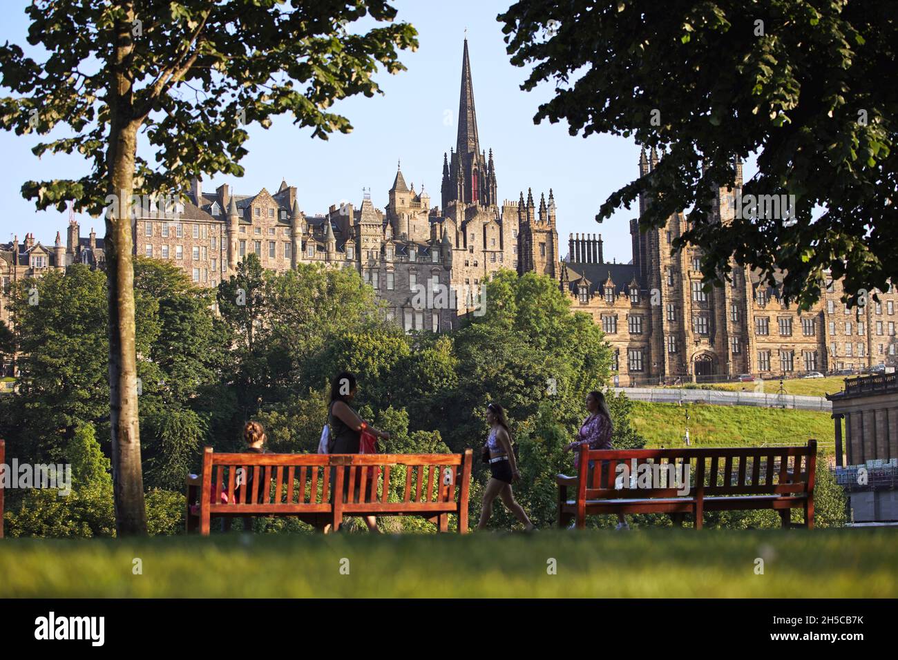 Princes Street Gardens Edinburgh, guardando verso gli edifici della Città Vecchia di Edimburgo Foto Stock
