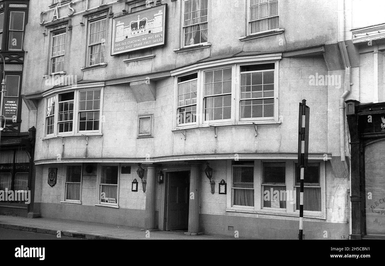 1960, storico, vista esterna del Royal Castle Hotel, Dartmouth, Devon, Inghilterra, Regno Unito. Gli ospiti che hanno soggiornato in questo hotel storico includono la Regina Vittoria, Sir Francis Drake e Mary II d'Inghilterra. Foto Stock