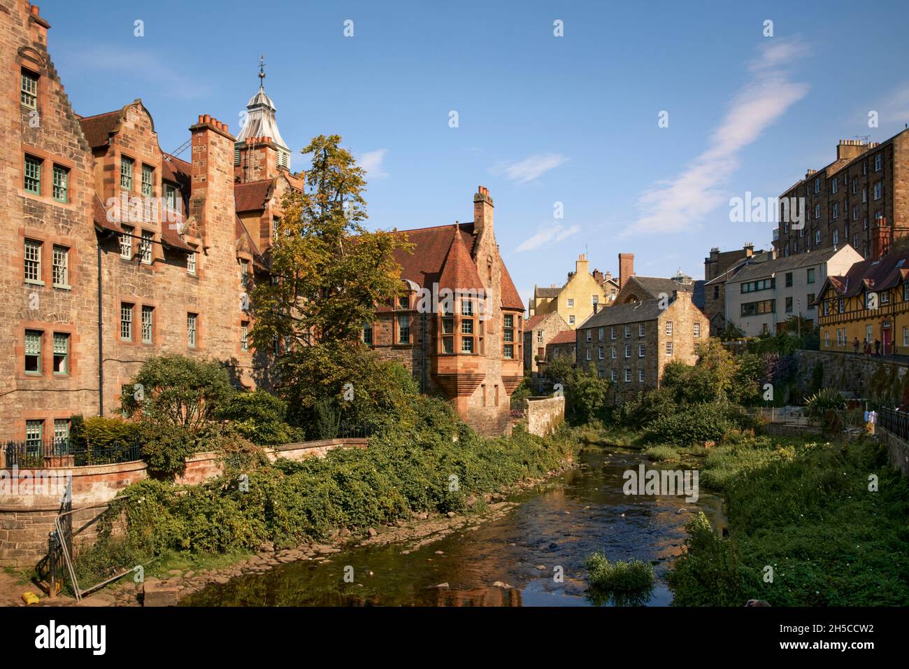 Dean Village Edinburgh, il Dean Path e l'acqua di Leith nel centro di Edimburgo durante l'estate Foto Stock