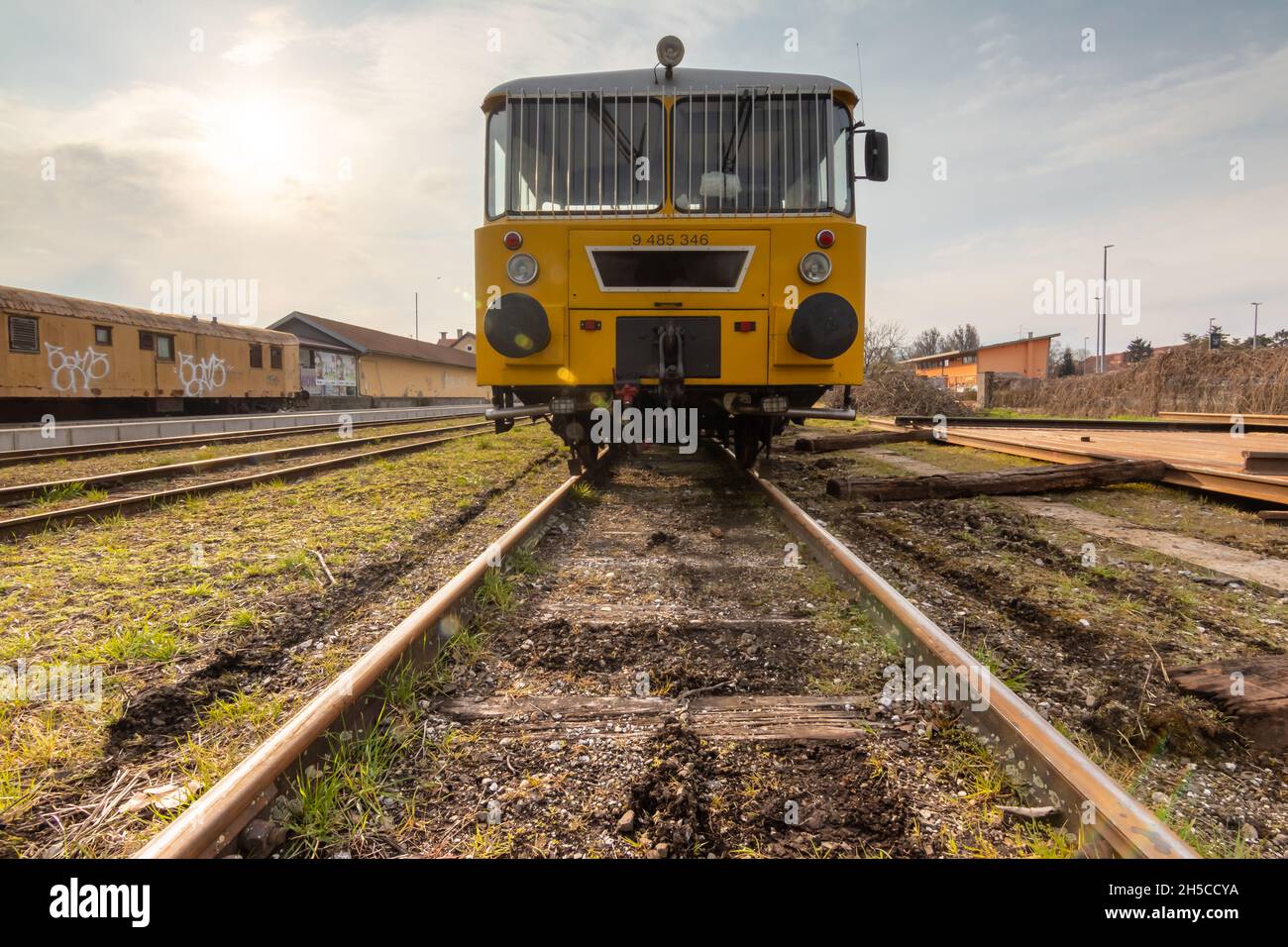 Treno giallo speciale sulla ferrovia. Stazione ferroviaria di Požega. Foto Stock