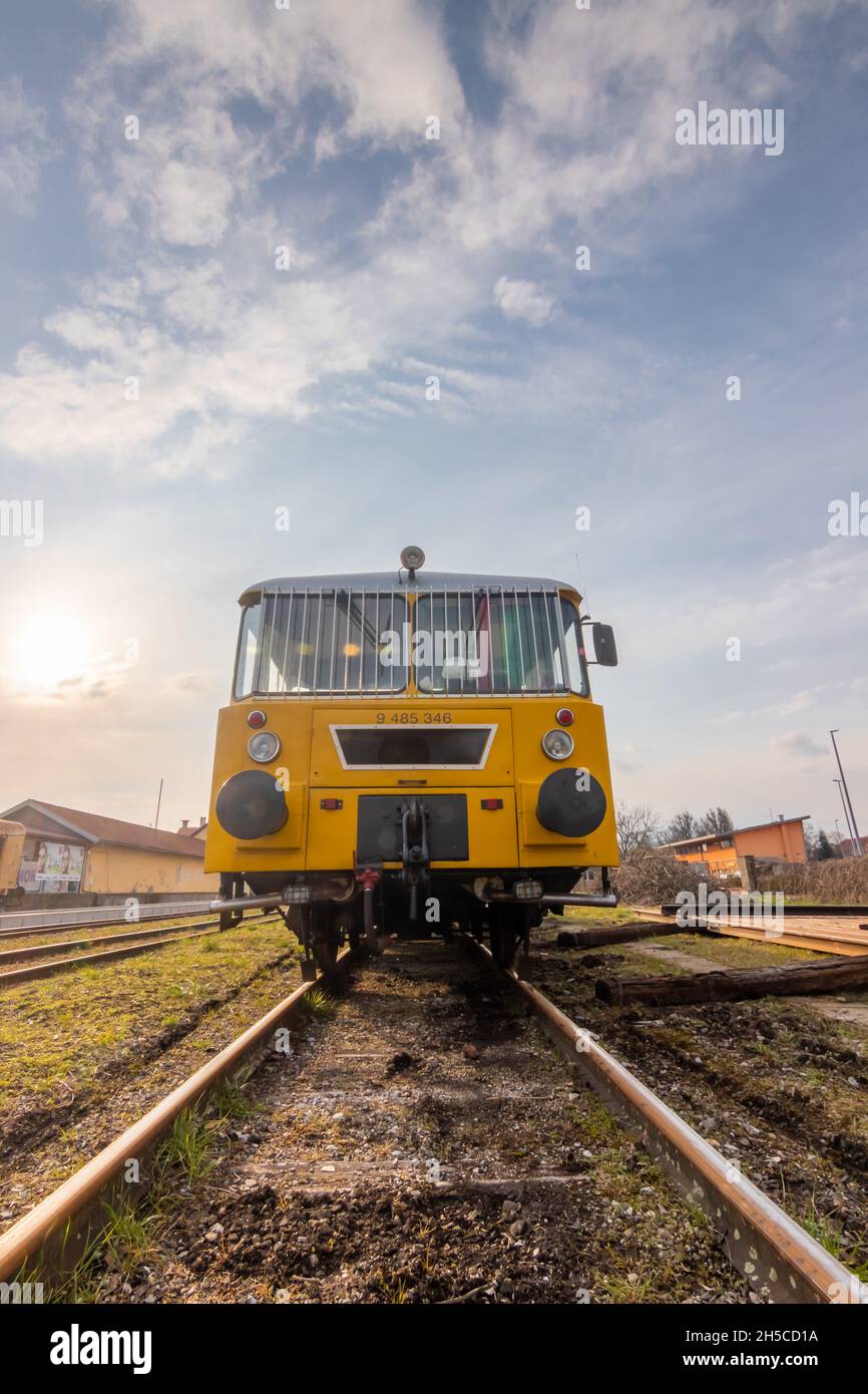 Treno giallo speciale sulla ferrovia. Stazione ferroviaria di Požega. Foto Stock