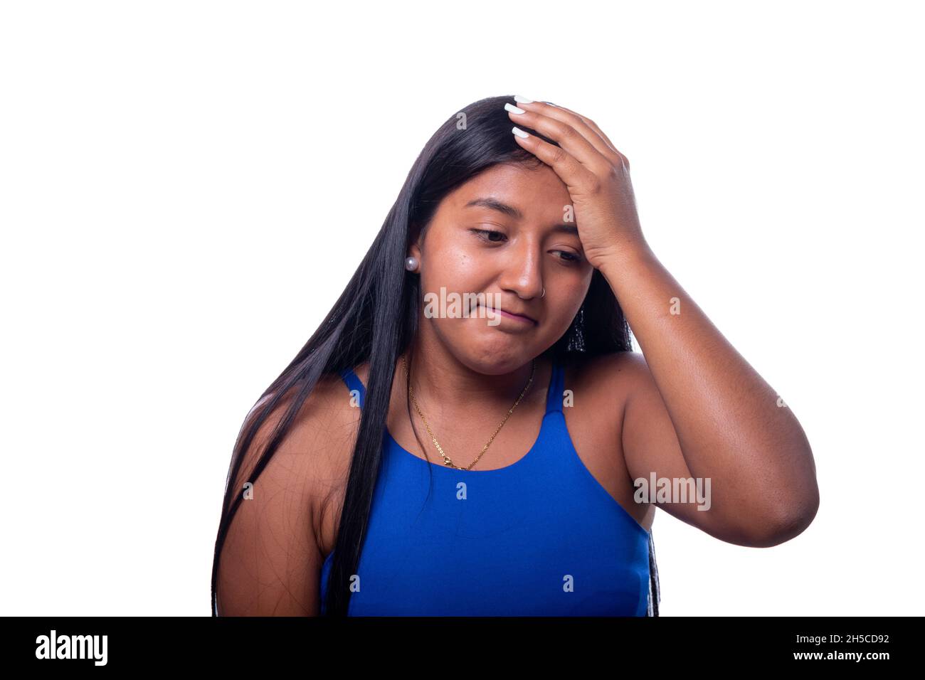 Donna nera con un'espressione delusa, mettendo la mano sulla testa. La donna triste e preoccupata non sa cosa fare. Donna con pelle nera Foto Stock