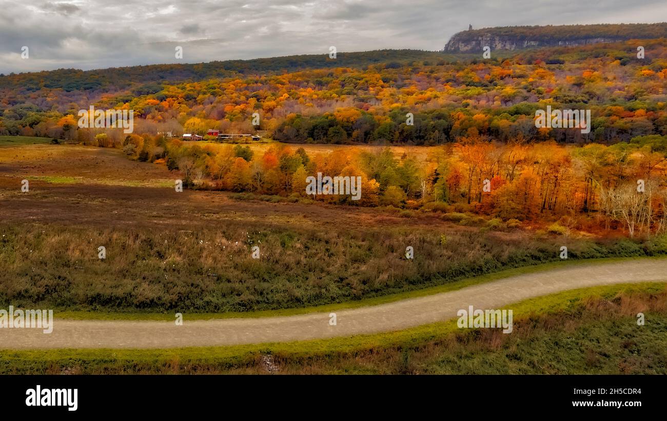 Mohonk House Gunk Mountains Aerial - veduta aerea da est durante l'autunno fogliame splendor colori a NY Paltz Point Shawangunk Mountains con Moh Foto Stock