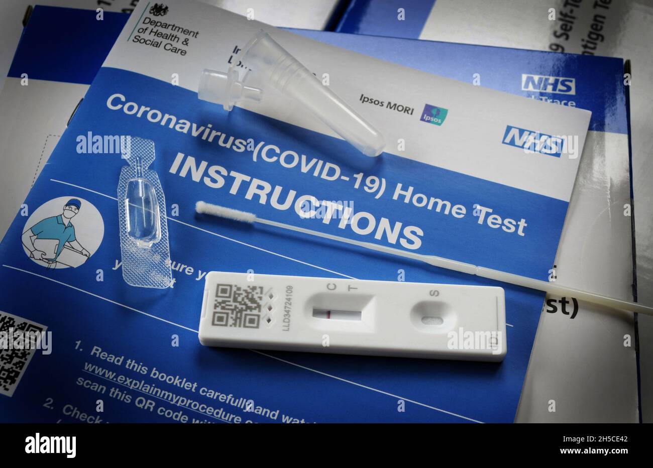 NHS COVID-19 KIT HOME TEST CON ISTRUZIONI RE CORONAVIRUS TEST TASSO DI INFEZIONE NUMERO R FLUSSO LATERALE TEST VACCINO ETC UK Foto Stock