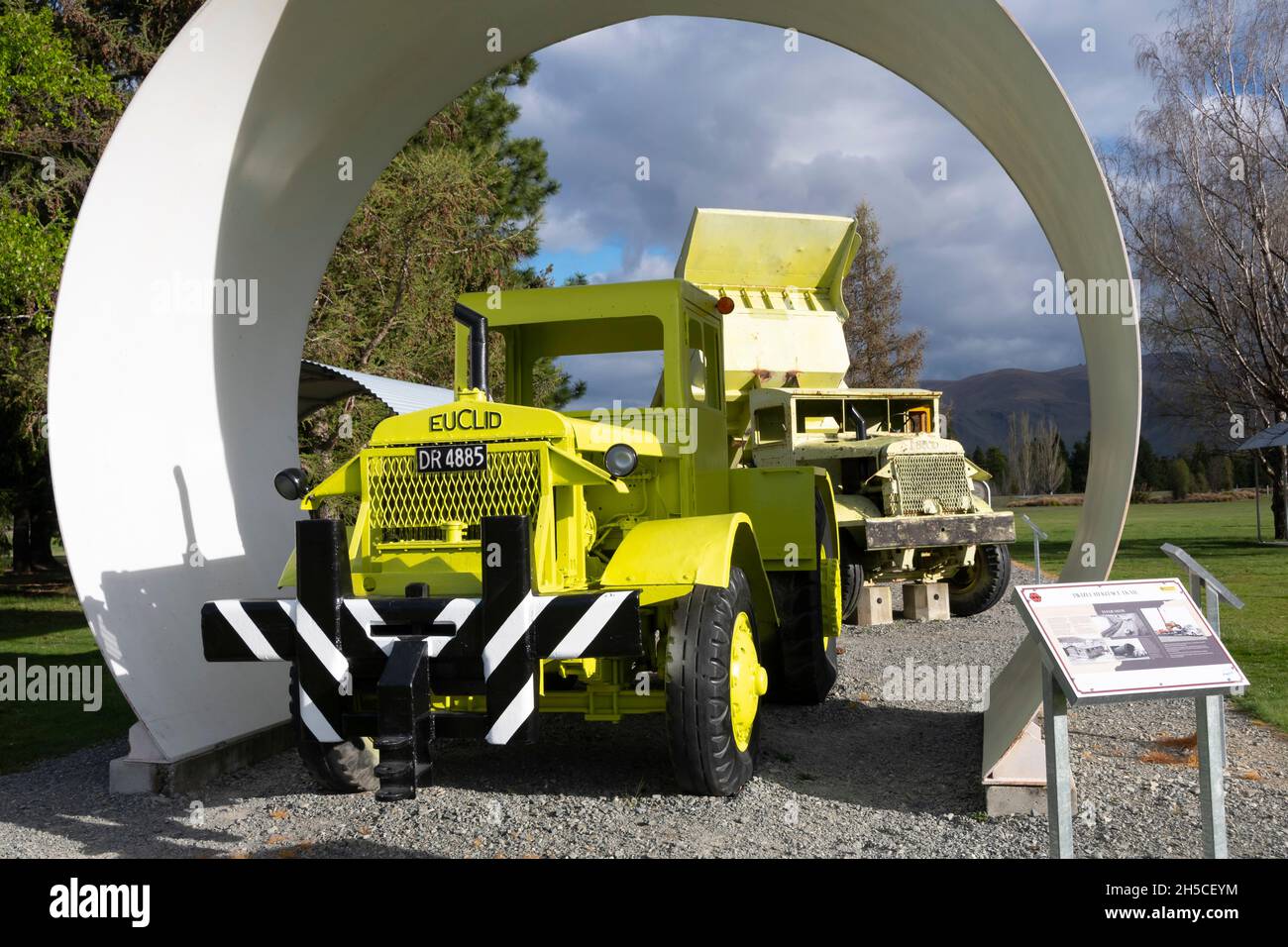 Trattore pesante Euclide B6FTD, esposizione di macchinari di movimento terra utilizzati nella costruzione di dighe e canali, anni '80. Twizel, Canterbury, Isola del Sud, Nuova Zelanda Foto Stock