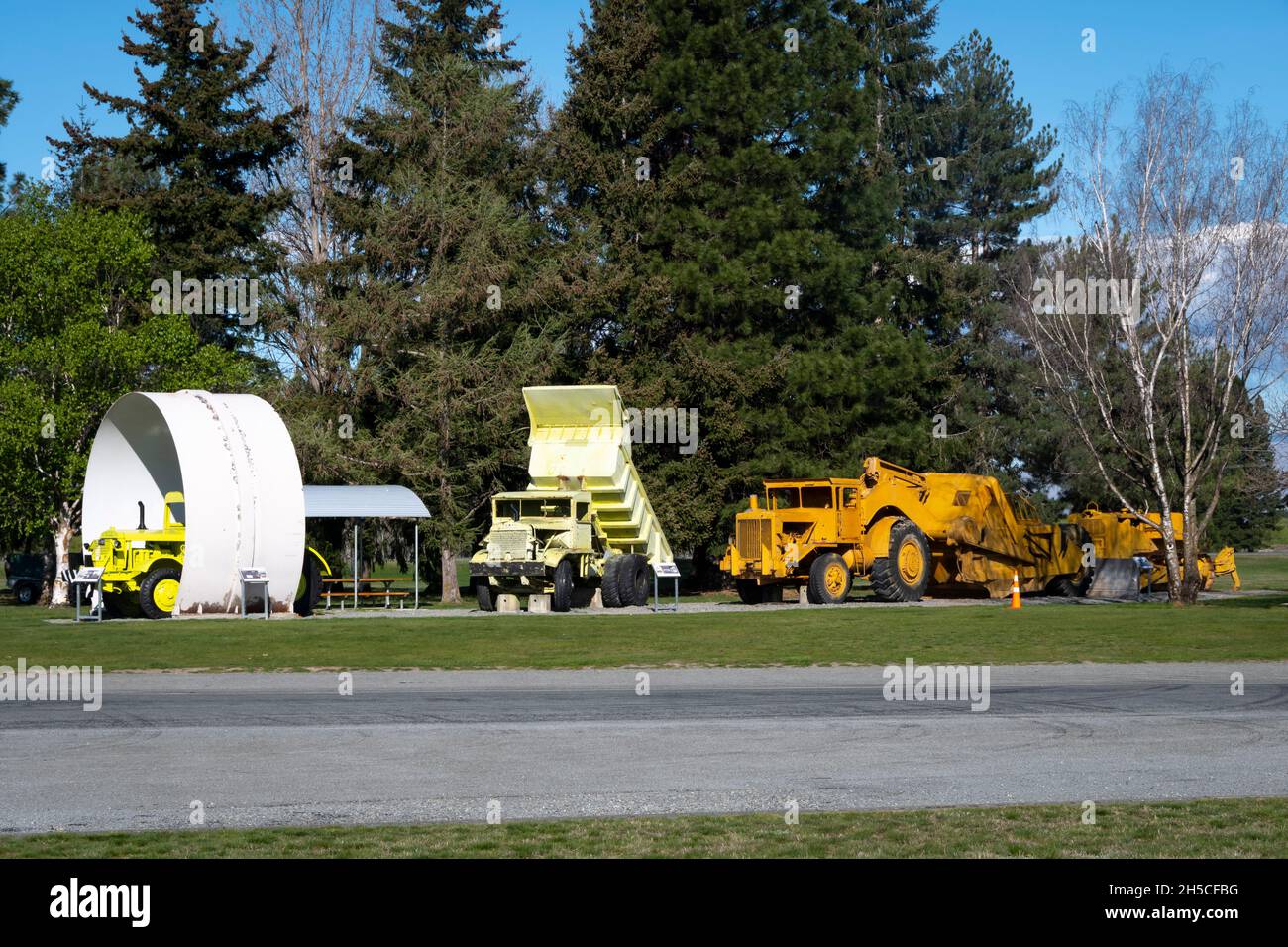 Trattore Euclide, autocarro con cassone ribaltabile Euclide, motorscraper IH495 e Bulldozer Caterpillar D8 utilizzati nella costruzione di dighe e canali negli anni '80, Twizel, Nuova Zelanda Foto Stock