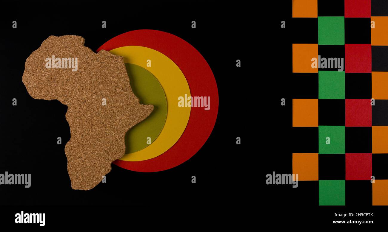 Banner. Black History Month Concept. Africa Continente forma con tradizionale barra di colore rosso, giallo e verde. Spazio per il testo. Disposizione piatta. Foto Stock