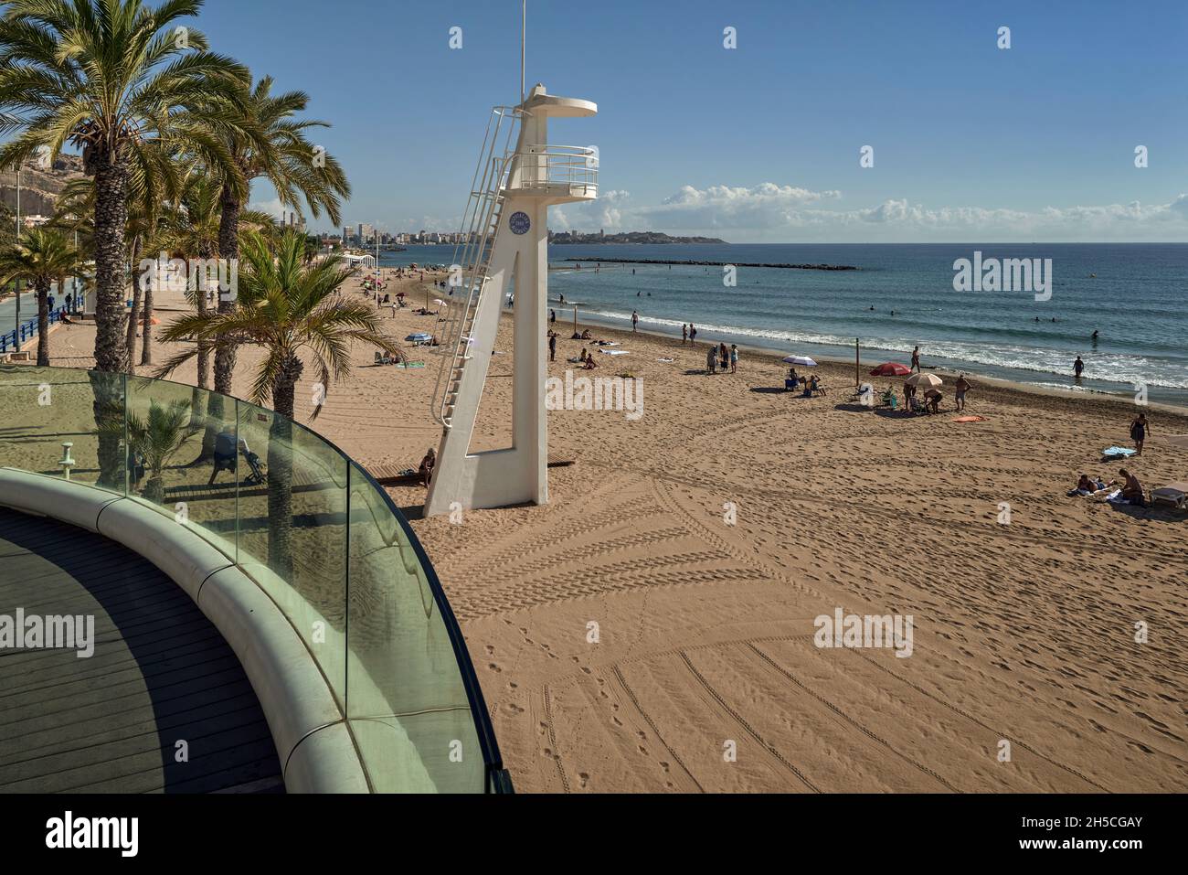 La spiaggia di Postiguet, o semplicemente El Postiguet, si trova nella città spagnola di Alicante, nel quartiere Ensanche, Comunità Valenciana, Spagna, Europa Foto Stock