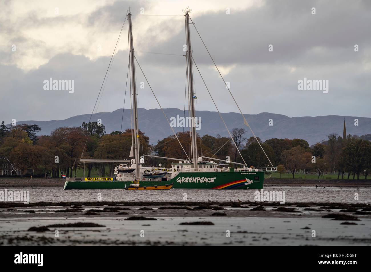 Rainbow Warrior III dirigendo il Clyde verso il COP26 Vertice sul clima contro le autorità portuali primo avvertimento di non farlo. Foto Stock