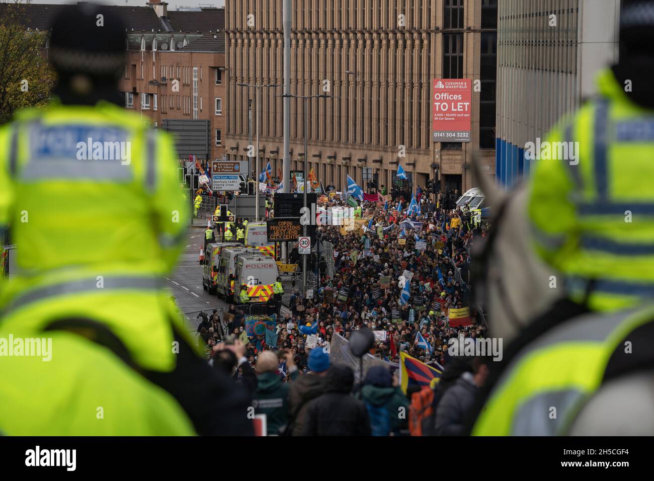I manifestanti di Glasgow durante la global Day of Action Climate march. Al Summit delle Nazioni Unite COP26. Foto Stock