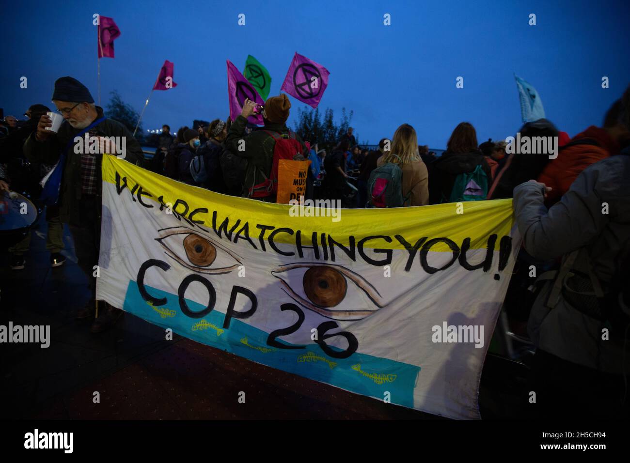 Glasgow, Scozia, Regno Unito. Dimostrazione da parte di manifestanti al di fuori della 26a Conferenza delle Nazioni Unite sui cambiamenti climatici, nota come COP26, a Glasgow, Scozia, Regno Unito, L'8 novembre 2021. Foto:Jeremy Sutton-Hibbert/Alamy Live News. Foto Stock